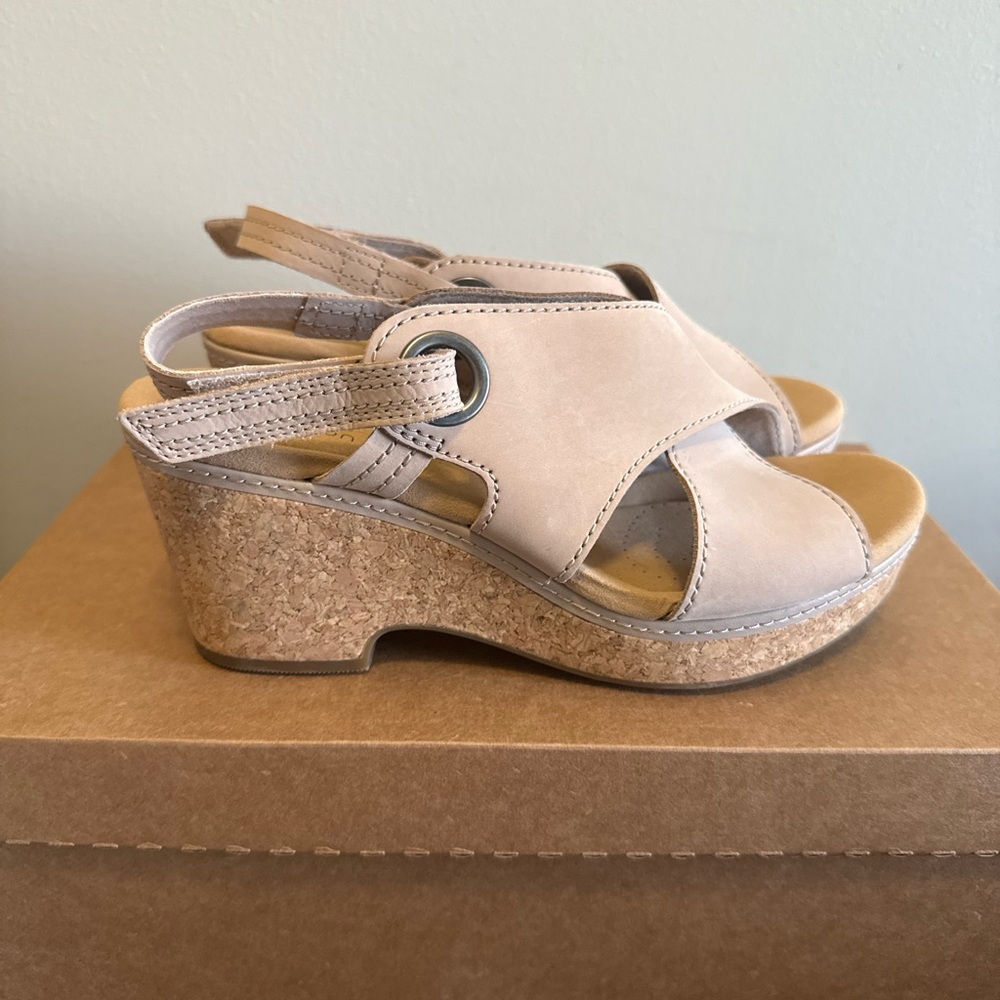 Clarks Giselle Beige Wedge Sandals NEW 8.5 wide
